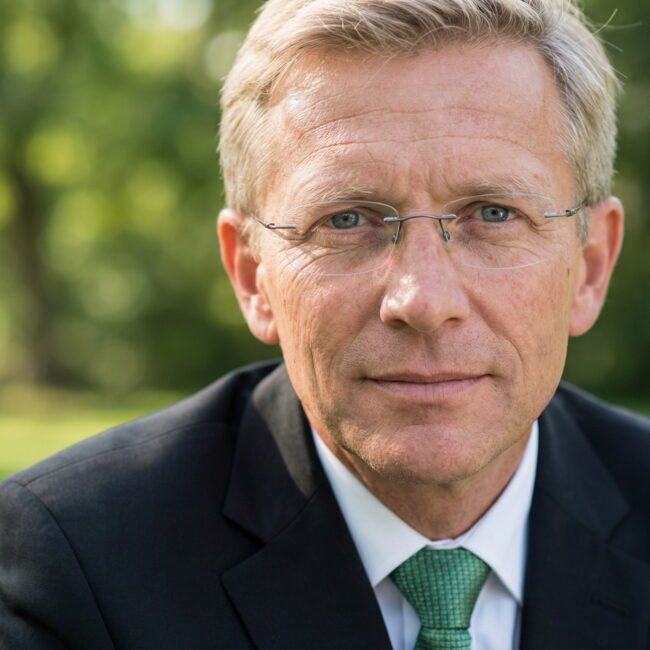 Professionelles Geschäftsführer-Porträt für Unternehmenskommunikation, Managementprofile und Employer Branding. Hochwertige Businessfotografie mit natürlichem Licht, glaubwürdiger Ausstrahlung und modernem Corporate-Look.