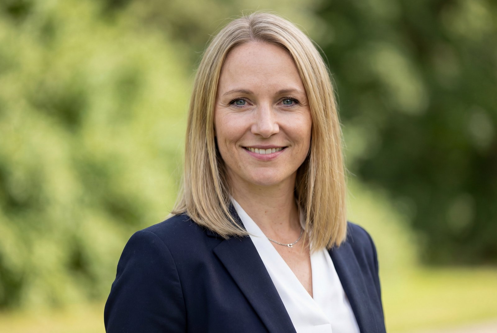 Professionelles Geschäftsführer-Porträt für Unternehmenskommunikation, Managementprofile und Employer Branding. Hochwertige Businessfotografie mit natürlichem Licht, glaubwürdiger Ausstrahlung und modernem Corporate-Look.